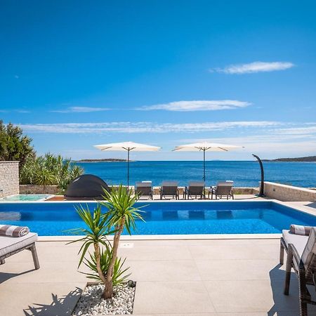 Villa Carisma Island Вис Екстериор снимка