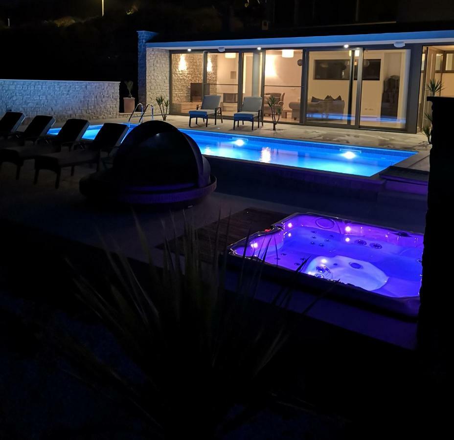 Villa Carisma Island Вис Екстериор снимка